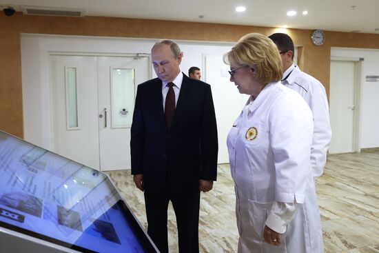 Президент РФ В. Путин посетил Федеральный центр мозга и нейротехнологий ФМБА