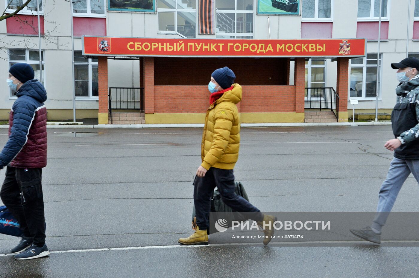 Отправка призывников из Москвы на службу в ВС РФ