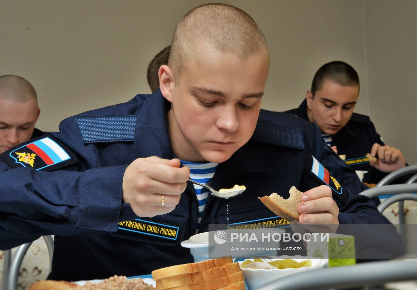 Отправка призывников из Москвы на службу в ВС РФ