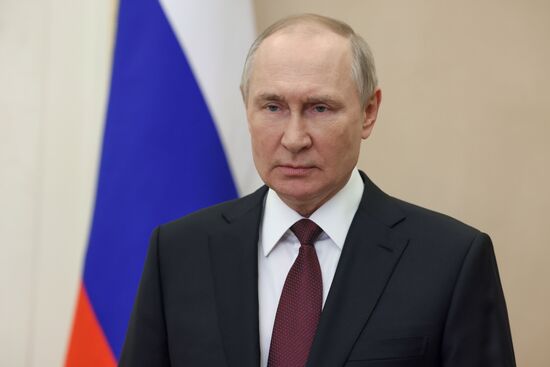Президент РФ В. Путин поздравил личный состав с Днём сотрудника органов внутренних дел