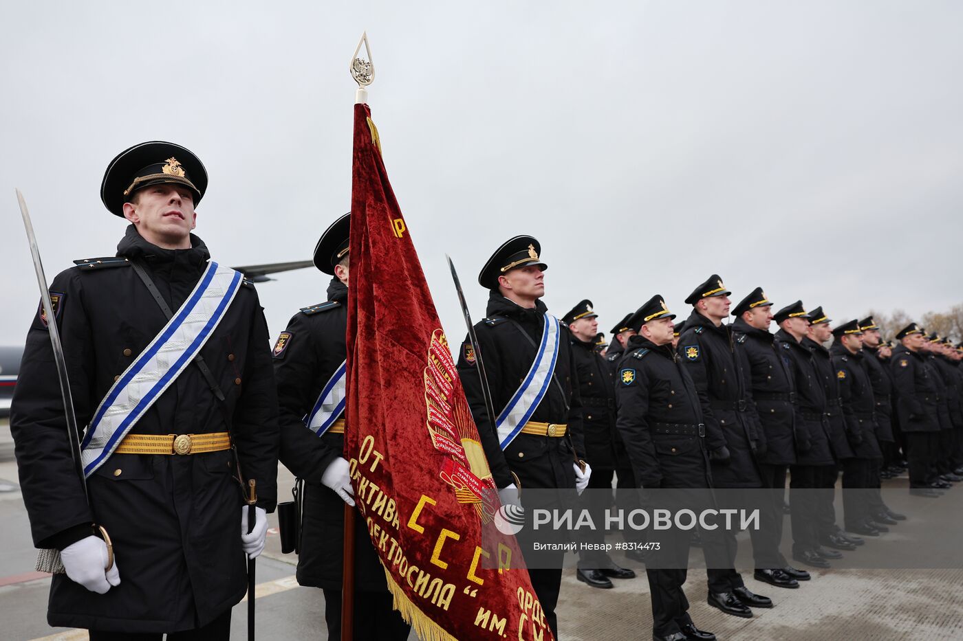 Передача знамени ВОВ авиационной дивизии Балтийского флота