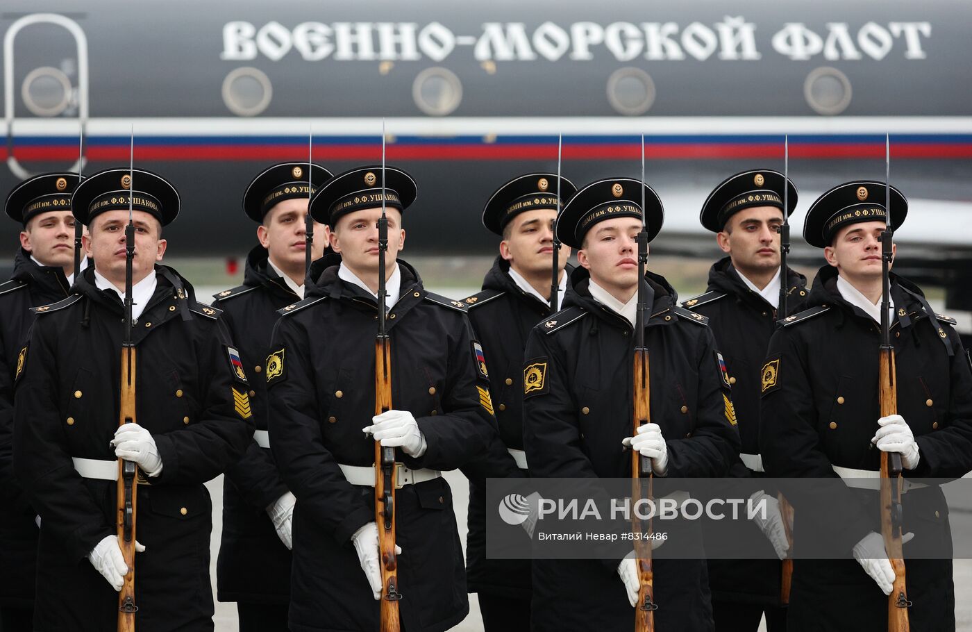 Передача знамени ВОВ авиационной дивизии Балтийского флота