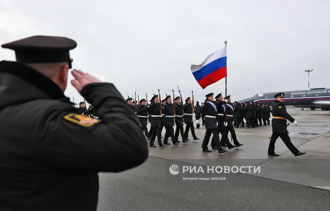 Передача знамени ВОВ авиационной дивизии Балтийского флота