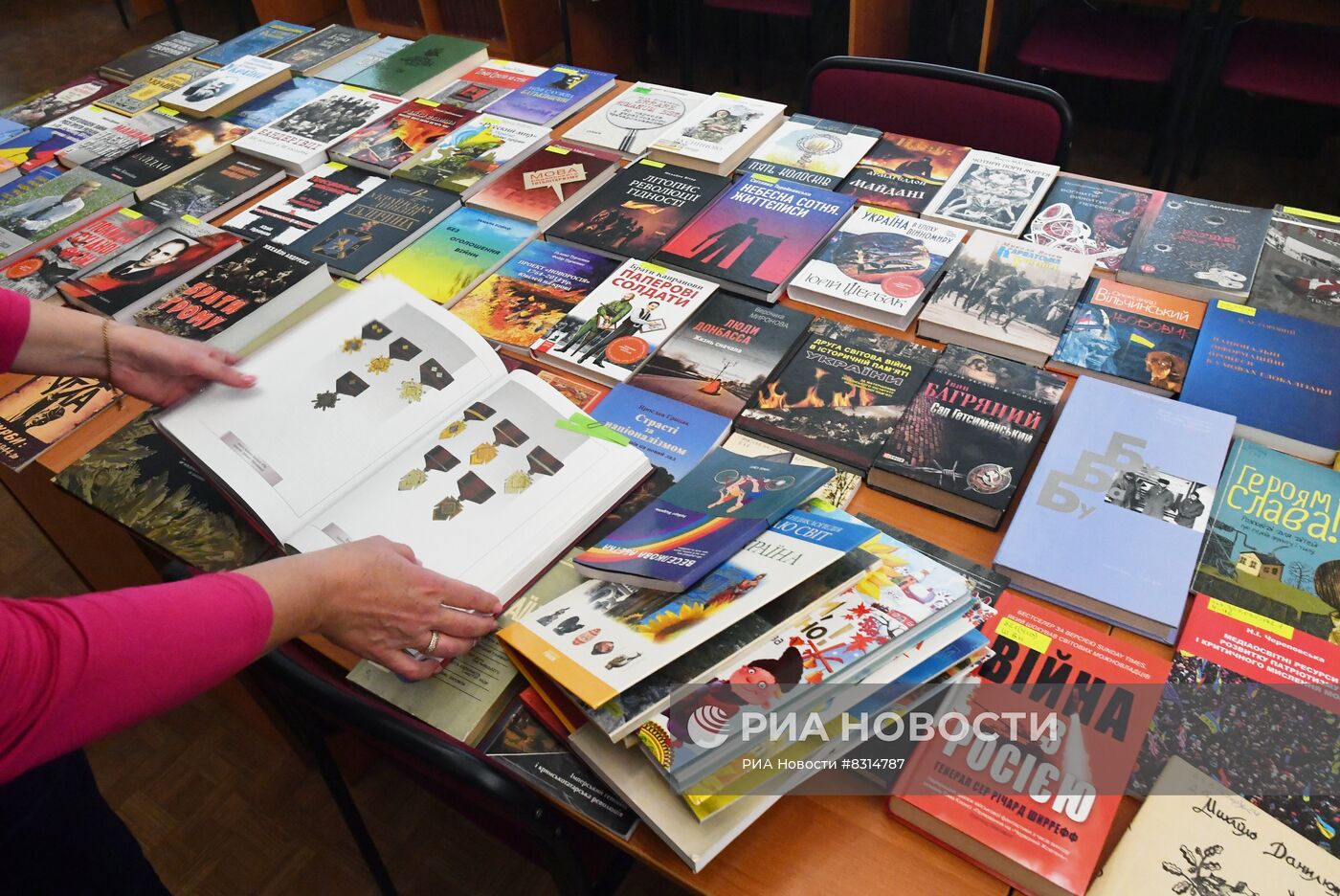 Националистическая литература, изъятая в библиотеках Мелитополя