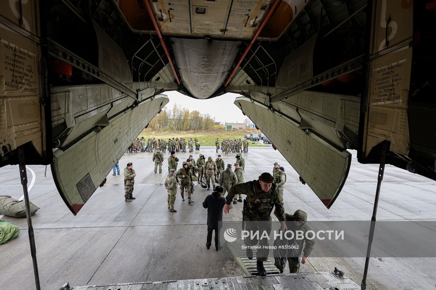 Отправка мобилизованных военнослужащих в зону СВО с аэродрома "Чкаловск"