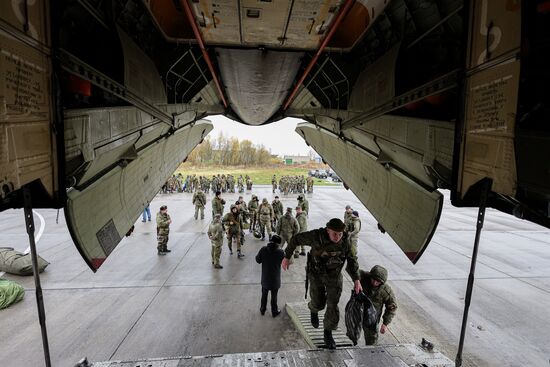 Отправка мобилизованных военнослужащих в зону СВО с аэродрома "Чкаловск"