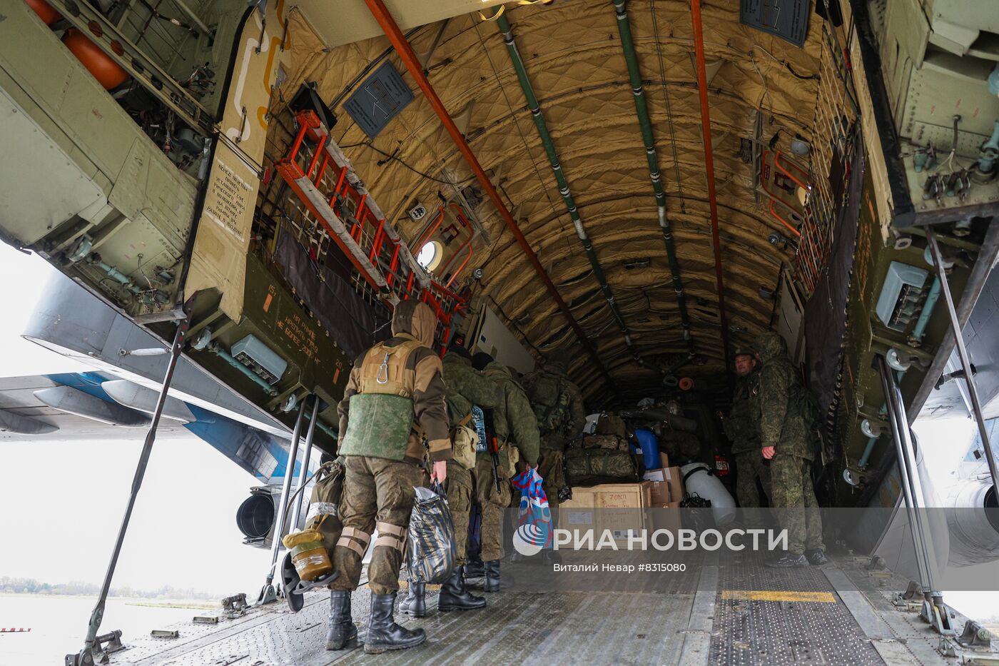 Отправка мобилизованных военнослужащих в зону СВО с аэродрома "Чкаловск"