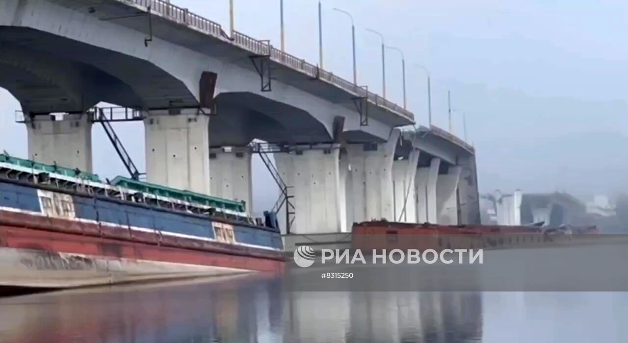 Два пролета Антоновского моста в Херсонской области обрушены