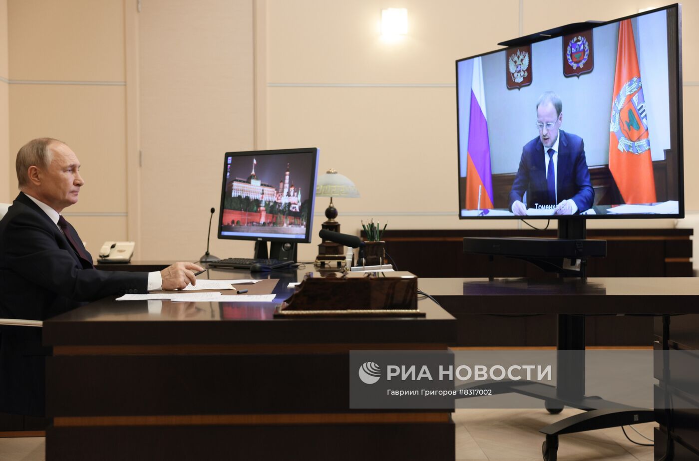 Президент РФ В. Путин провел встречу с губернатором Алтайского края В. Томенко