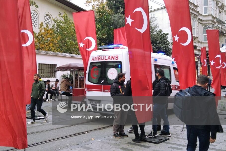 Жители Стамбула несут цветы к месту теракта