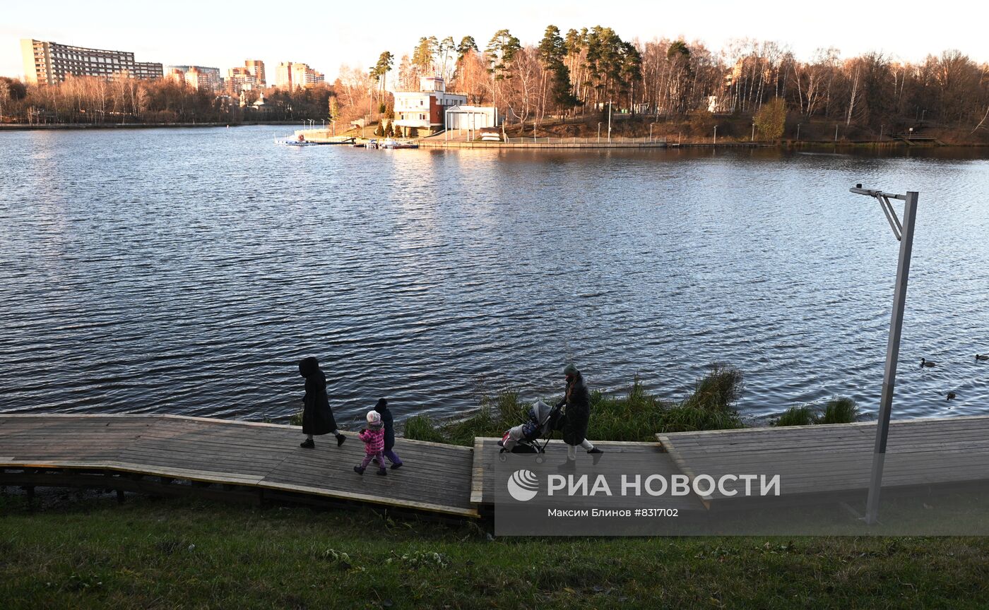 На набережной канала имени Москвы завершились работы по благоустройству