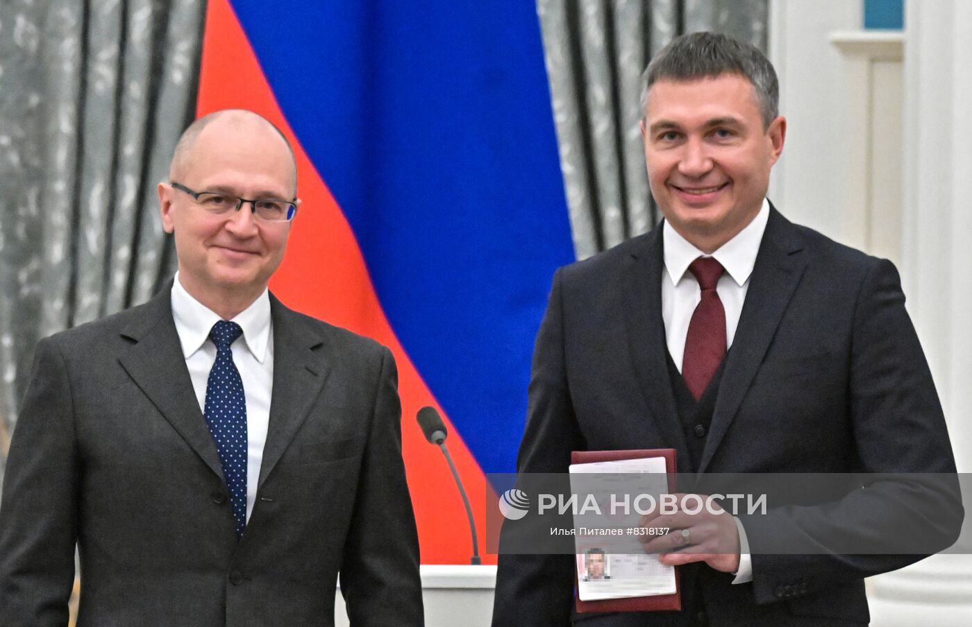 Первый заместитель руководителя администрации президента РФ Сергей Кириенко (слева) вручает паспорт финалисту конкурса управленцев "Лидеры России" Руслану Старикову в Екатерининском зале московского Кремля. Место: Россия, Москва. Автор: Илья Питалев/РИА Новости. Первый замглавы администрации президента С. Кириенко вручил паспорта финалистам конкурса "Лидеры России"