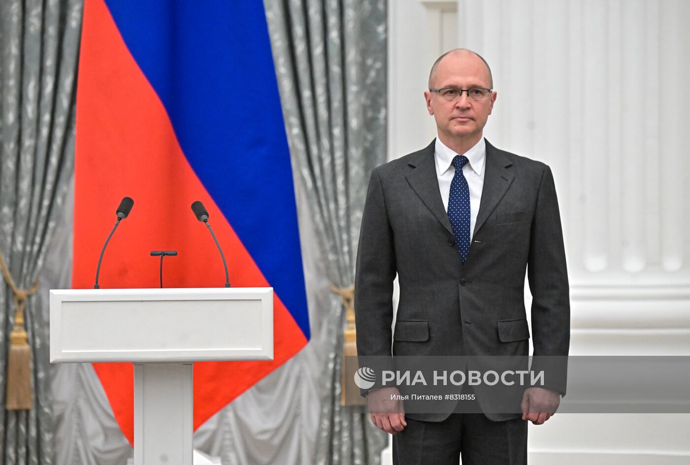 Первый заместитель руководителя администрации президента РФ Сергей Кириенко на церемонии вручения паспортов финалистам конкурса управленцев "Лидеры России" в Екатерининском зале московского Кремля. Место: Россия, Москва. Автор: Илья Питалев/РИА Новости. Первый замглавы администрации президента С. Кириенко вручил паспорта финалистам конкурса "Лидеров России"