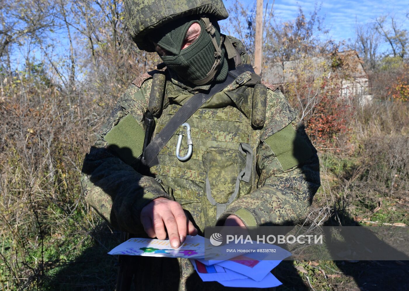 Журналисты РИА Новости передали военнослужащим ВС РФ гумпомощь и письма детей