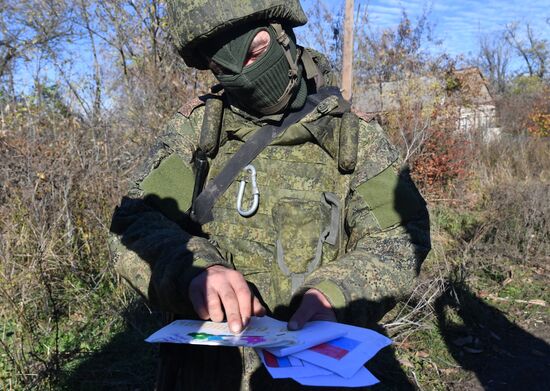 Журналисты РИА Новости передали военнослужащим ВС РФ гумпомощь и письма детей