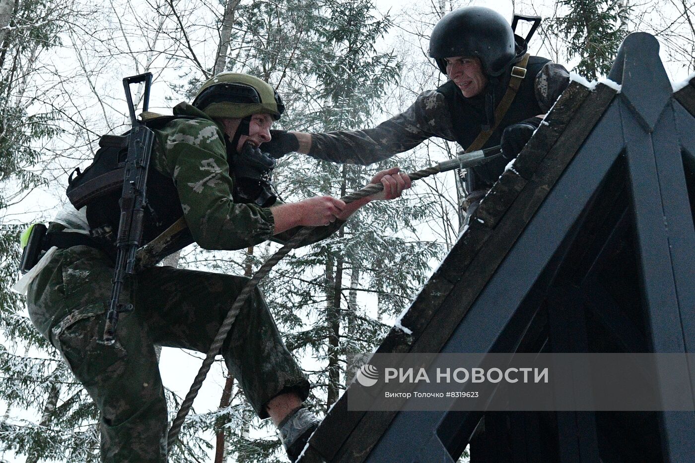 Сотрудники минского ОМОН сдали экзамен на право ношения черного берета