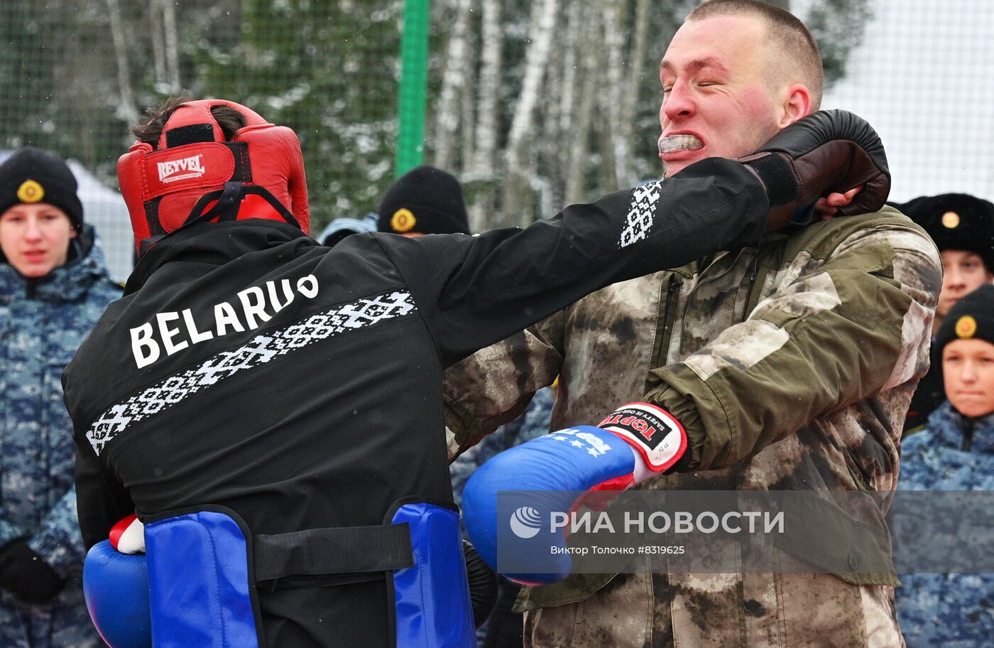 Сотрудники минского ОМОН сдали экзамен на право ношения черного берета