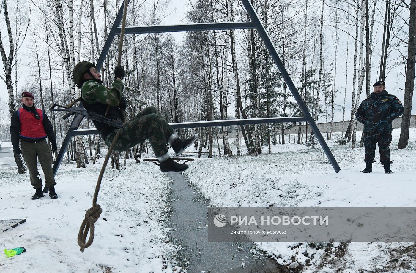 Сотрудники минского ОМОН сдали экзамен на право ношения черного берета