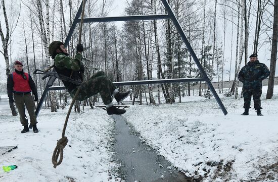 Сотрудники минского ОМОН сдали экзамен на право ношения черного берета