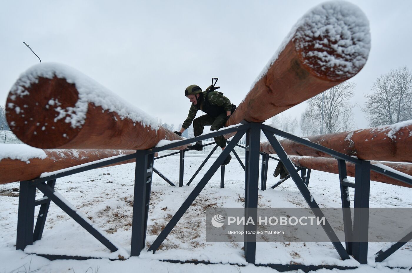 Сотрудники минского ОМОН сдали экзамен на право ношения черного берета