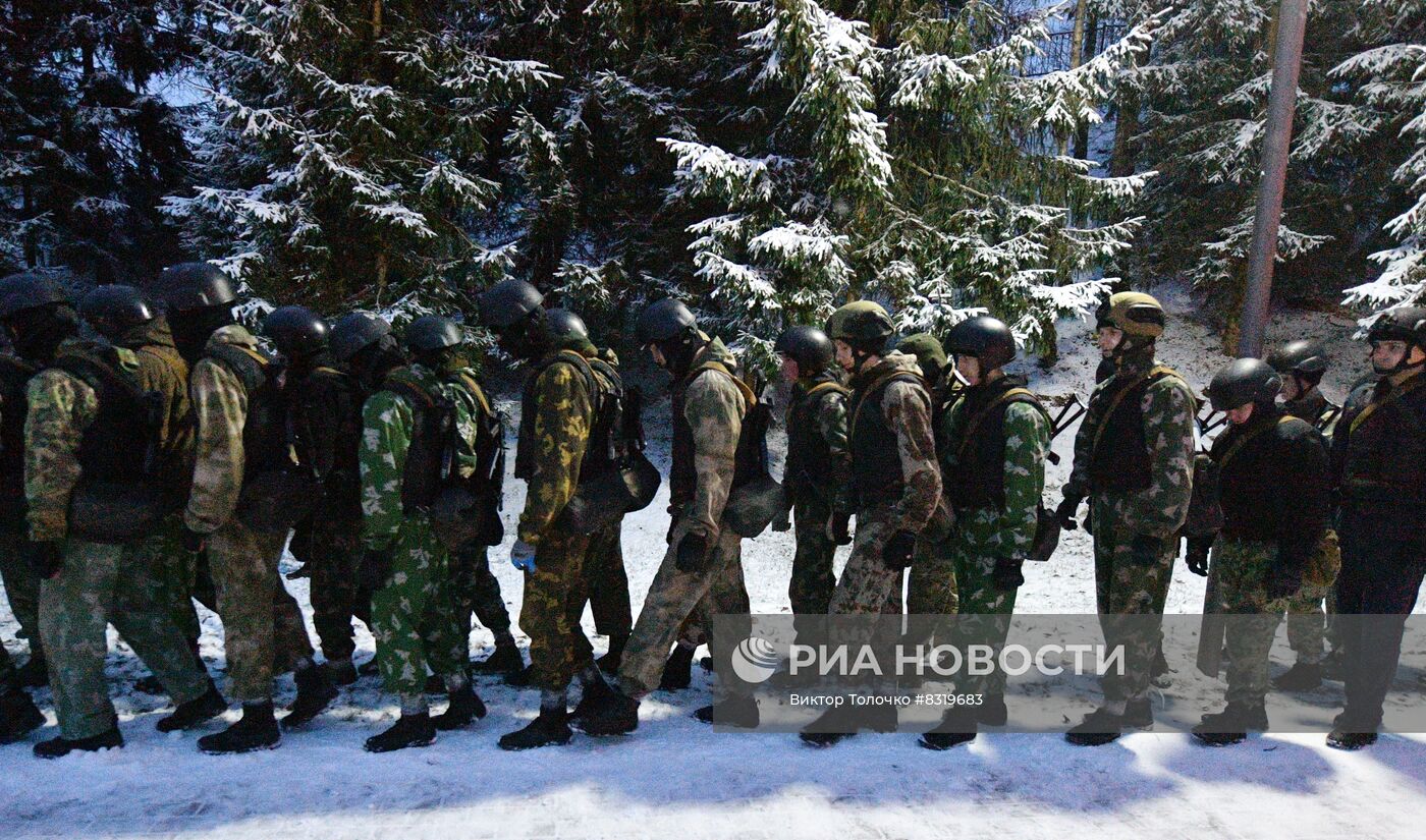 Сотрудники минского ОМОН сдали экзамен на право ношения черного берета