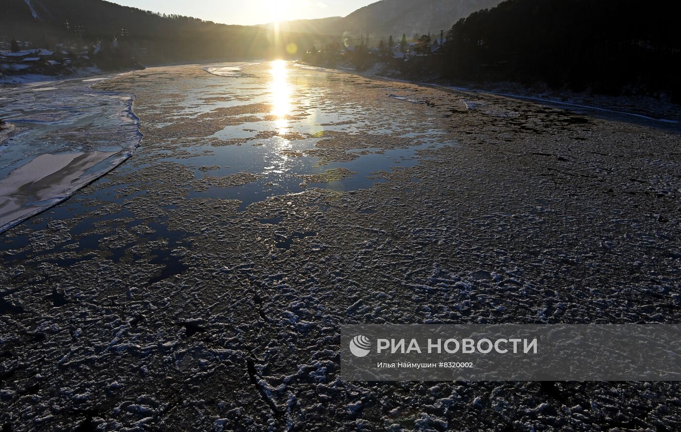 Ледоход на реке Мана в Красноярском крае