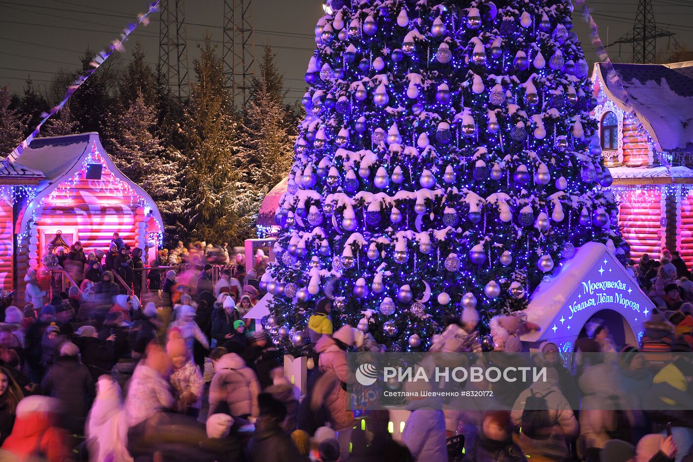 Празднование дня рождения Деда Мороза в московской усадьбе 