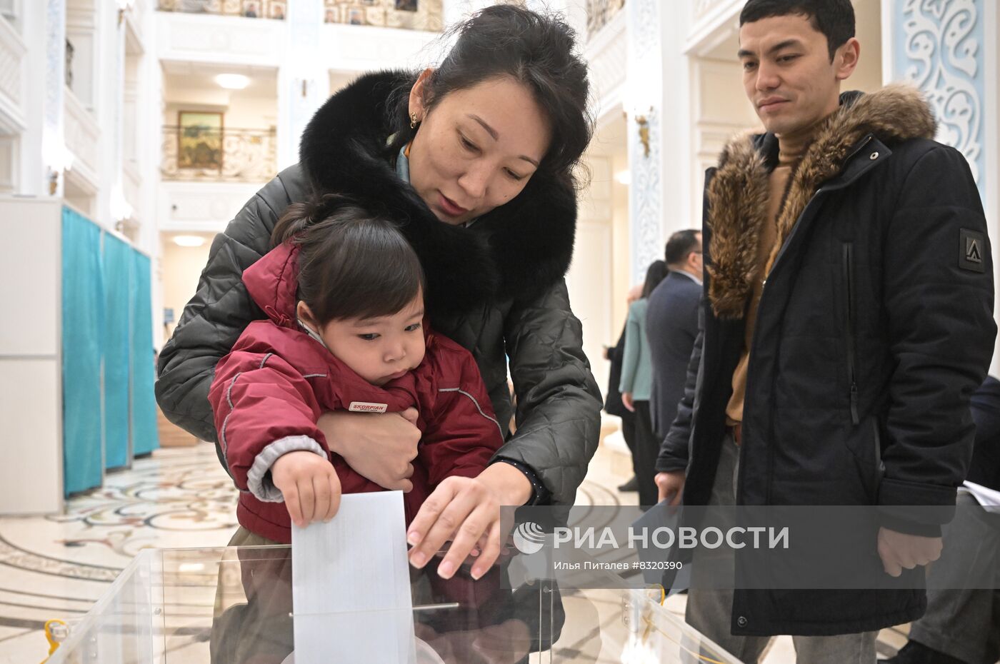 Голосование на президентских выборах в посольстве Казахстана в Москве