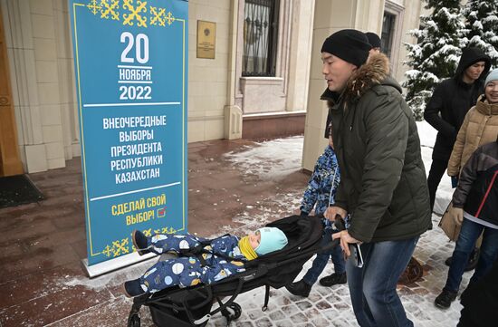 Голосование на президентских выборах в посольстве Казахстана в Москве