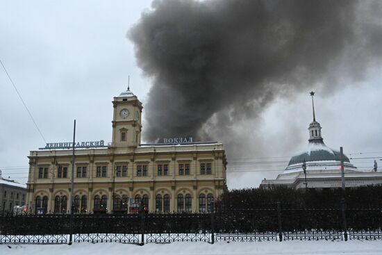 Пожар в районе Комсомольской площади в Москве 