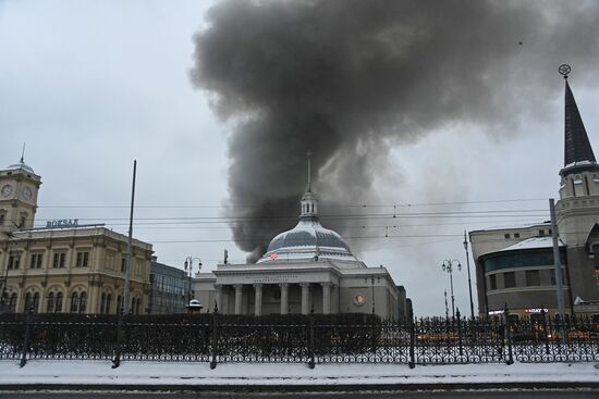 Пожар в районе Комсомольской площади в Москве 