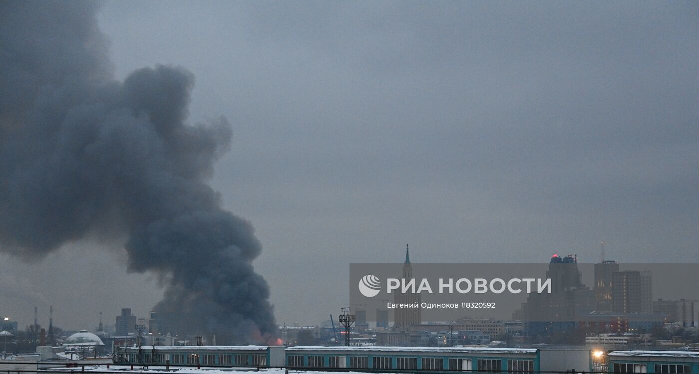 Пожар в районе Комсомольской площади в Москве 