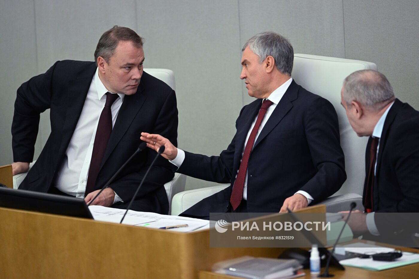 Заместитель председателя Государственной Думы РФ Петр Толстой, председатель Государственной Думы РФ Вячеслав Володин, заместитель председателя Государственной Думы РФ Сергей Неверов (слева направо) на пленарном заседании Государственной Думы РФ. Место: Россия, Москва. Автор: Павел Бедняков/РИА Новости. Пленарное заседание Госдумы РФ
