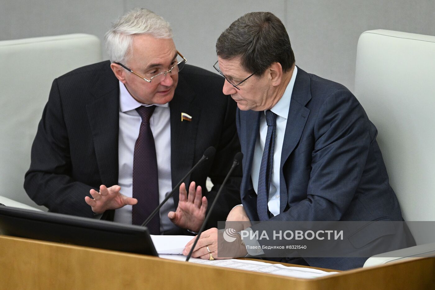 Председатель комитета Госдумы РФ по обороне Андрей Картаполов (слева) и заместитель председателя Государственной Думы РФ Александр Жуков на пленарном заседании Государственной Думы РФ. Место: Россия, Москва. Автор: Павел Бедняков/РИА Новости. Пленарное заседание Госдумы РФ