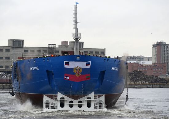 Спуск на воду ледокола "Якутия"