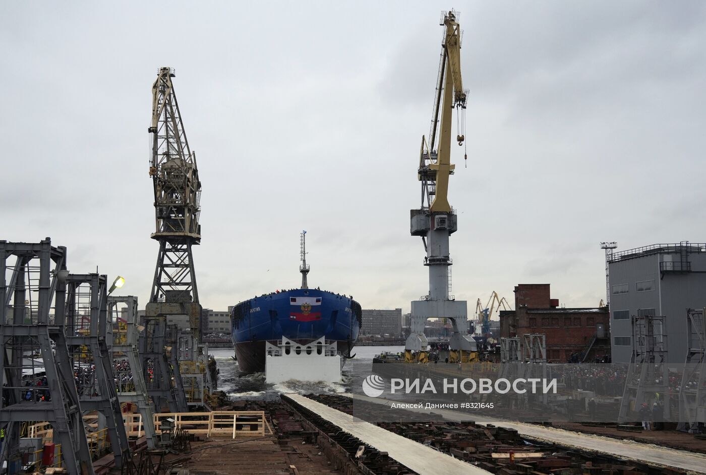 Спуск на воду ледокола "Якутия"
