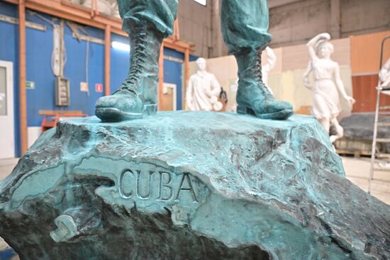Памятник Фиделю Кастро в мастерской скульптора
