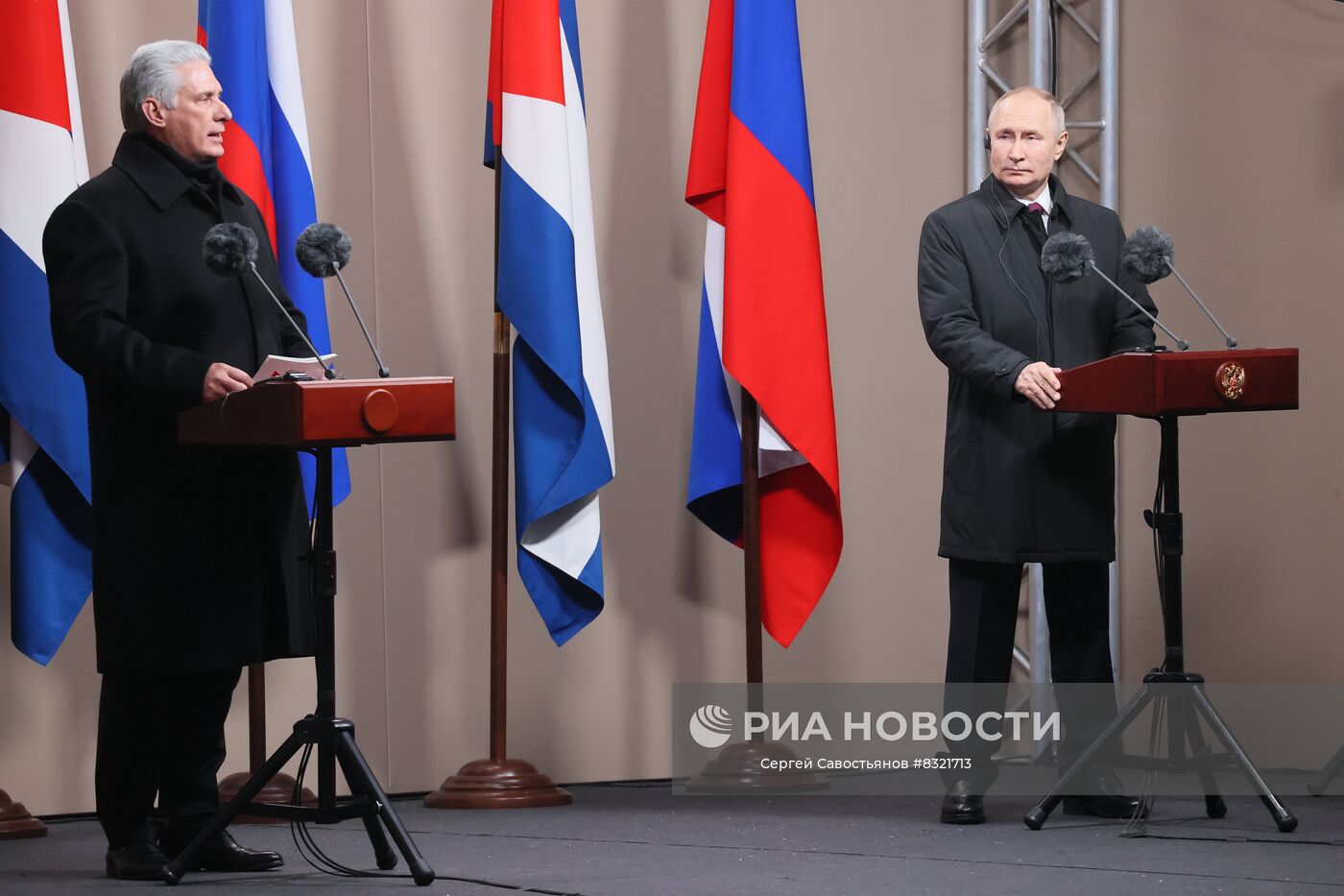 22 ноября 2022. Президент РФ Владимир Путин и президент Республики Куба Мигель Диас-Канель Бермудес (слева) принимают участие в церемонии открытия в Москве памятника команданте Фиделю Кастро. Место: Россия, Москва. Автор: Сергей Савостьянов/РИА Новости. Президенты России и Кубы В. Путин и М. Диас-Канель приняли участие в открытии памятника Фиделю Кастро