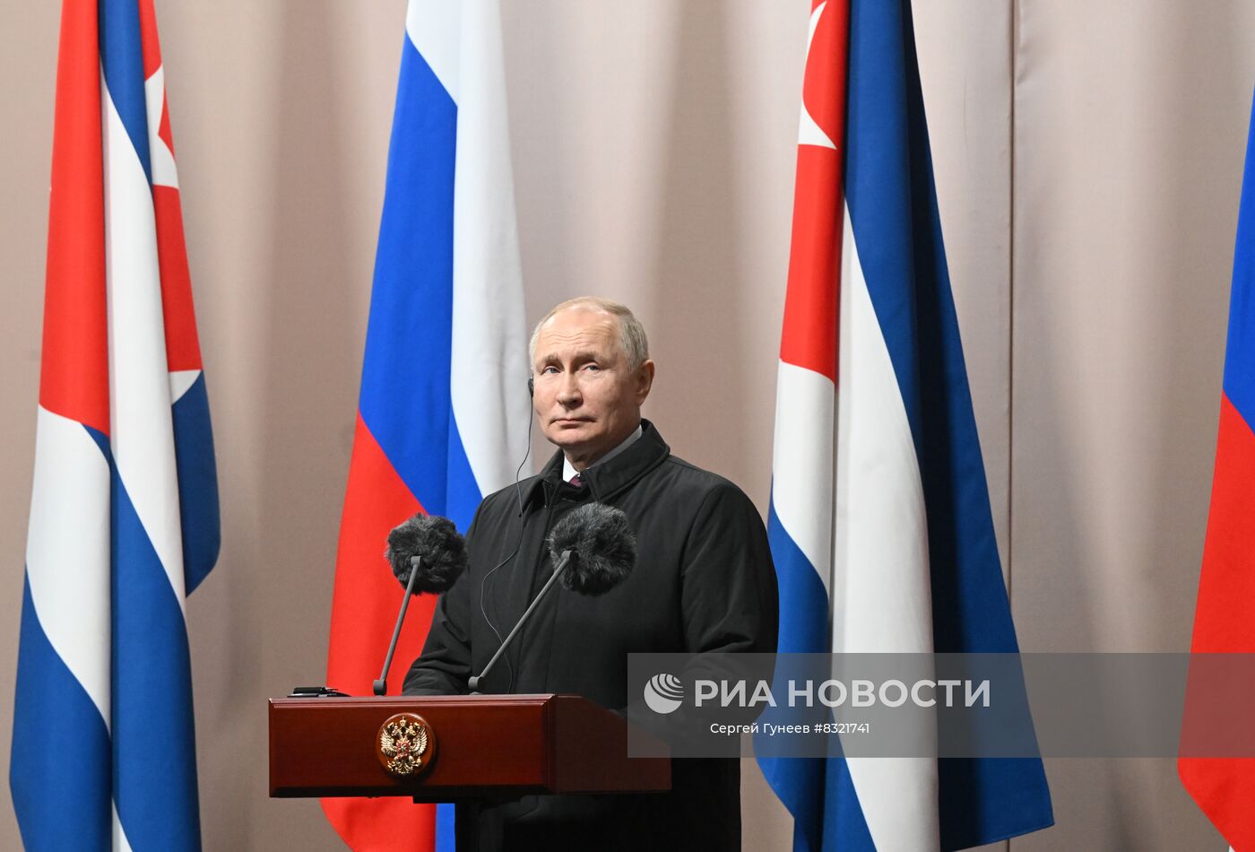 22 ноября 2022. Президент РФ Владимир Путин принимает участие совместно с президентом Республики Куба Мигелем Диас-Канелем Бермудесом в церемонии открытия в Москве памятника команданте Фиделю Кастро. Место: Россия, Москва. Автор: Сергей Гунеев/РИА Новости. Президенты России и Кубы В. Путин и М. Диас-Канель приняли участие в открытии памятника Фиделю Кастро