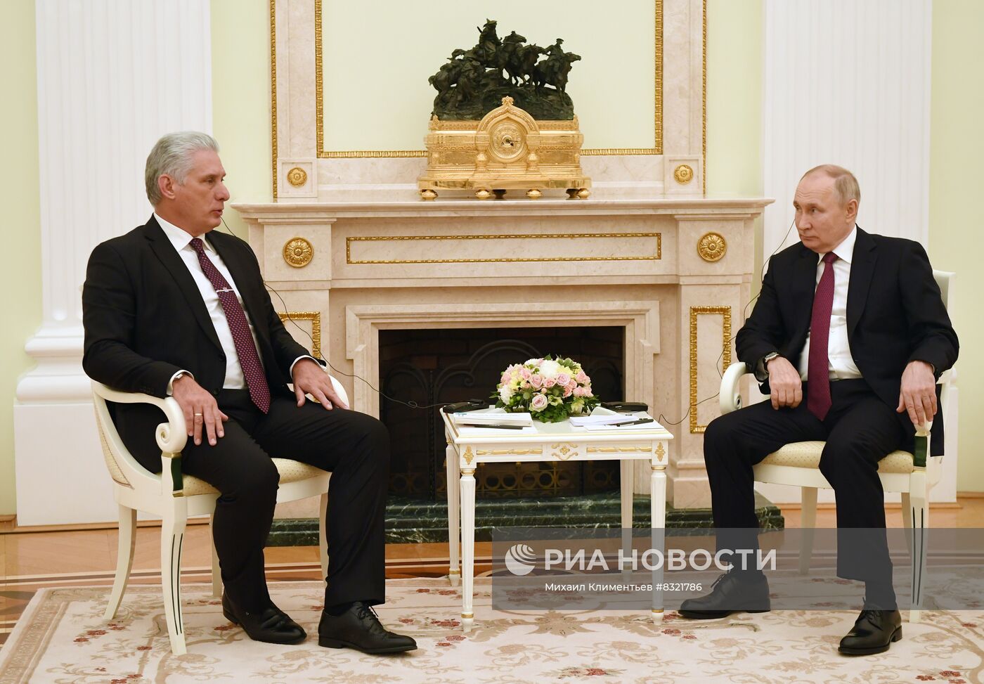 Президент РФ В. Путин провел переговоры с президентом Кубы М. Диас-Канелем