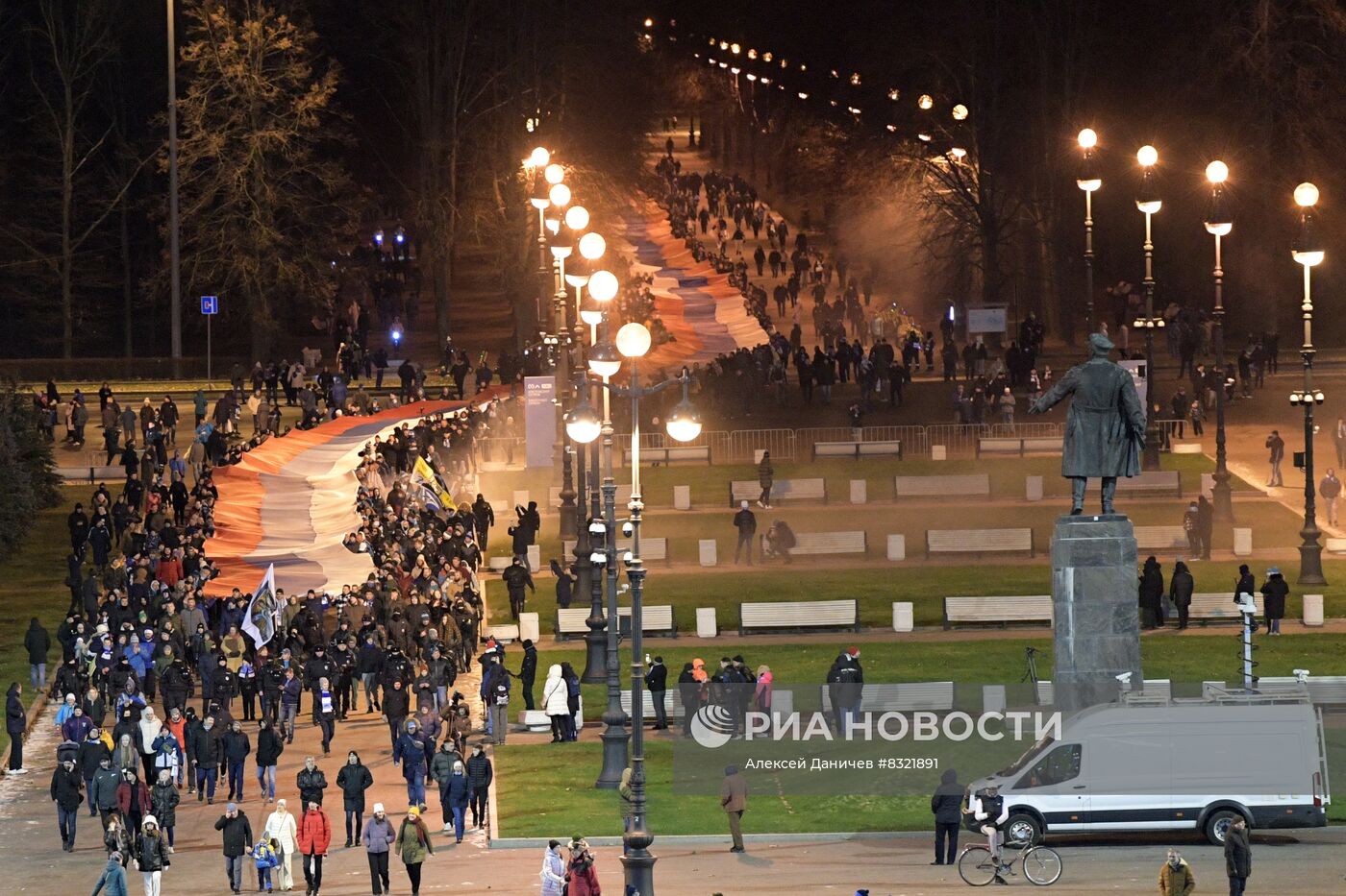 600-метровый сербско-российский флаг развернули в Санкт-Петербурге