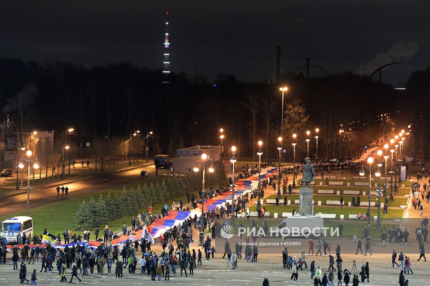 600-метровый сербско-российский флаг развернули в Санкт-Петербурге