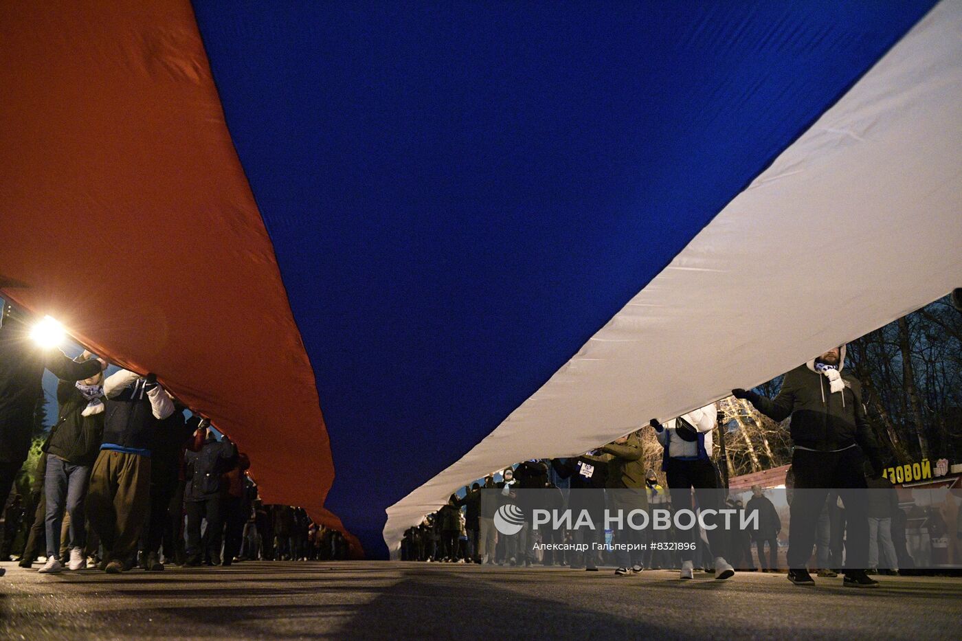 600-метровый сербско-российский флаг развернули в Санкт-Петербурге