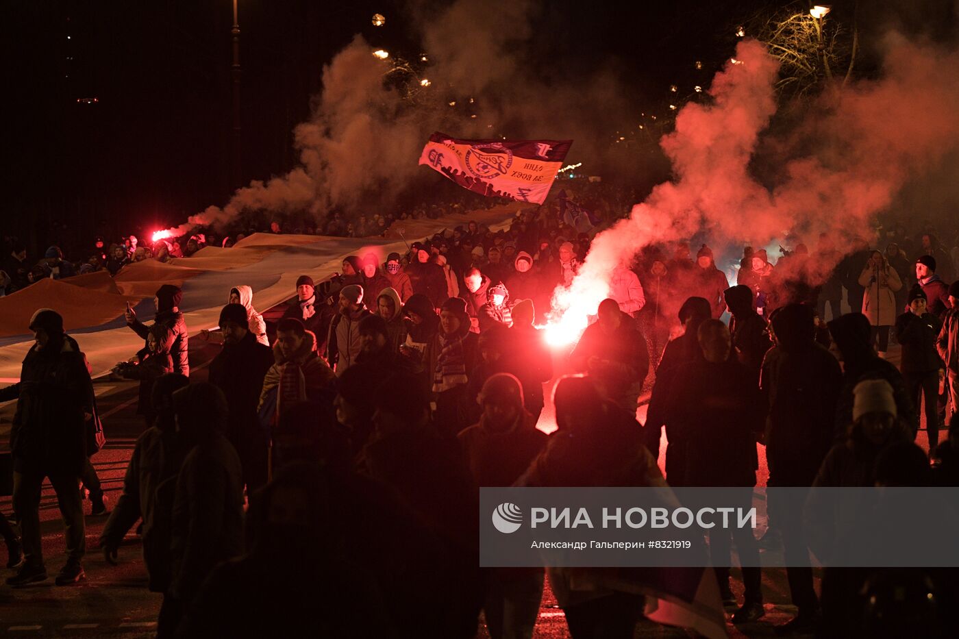 600-метровый сербско-российский флаг развернули в Санкт-Петербурге