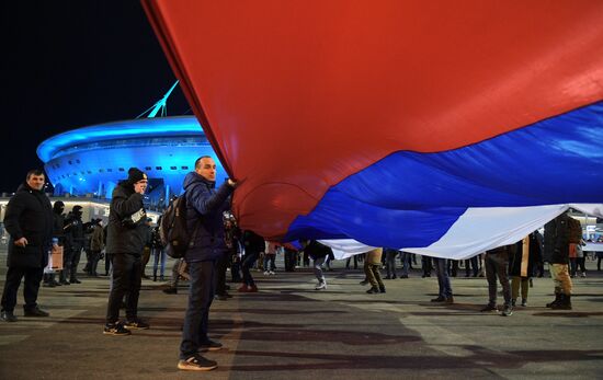 600-метровый сербско-российский флаг развернули в Санкт-Петербурге