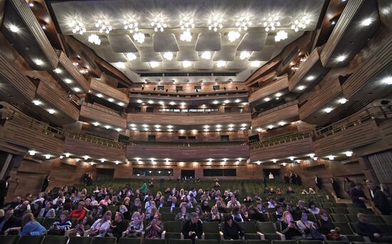 Спектакль "Нежданно-негаданно" в МХАТ им. М. Горького