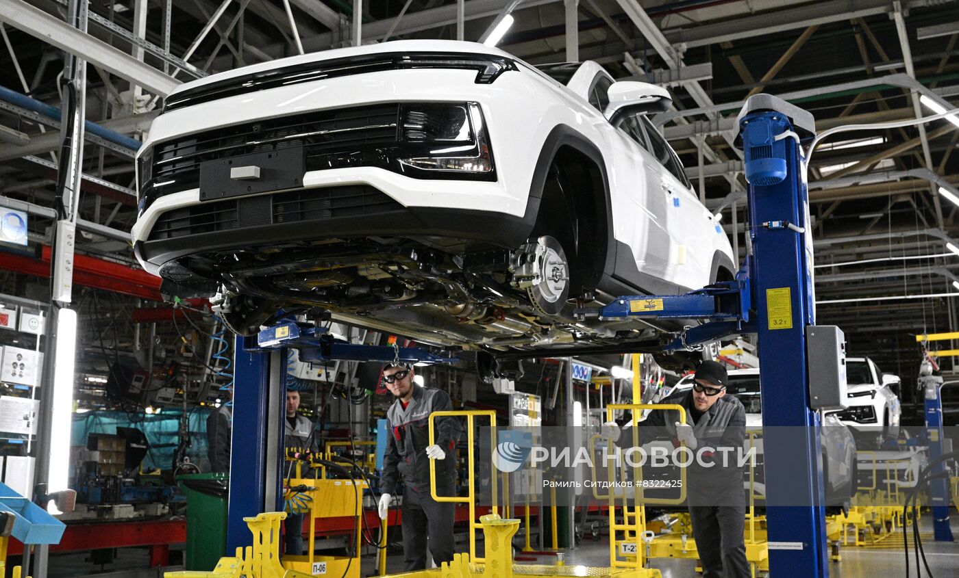 Рабочие за сборкой автомобиля на производственной линии Московского автомобильного завода "Москвич". Место: Россия, Москва. Автор: Рамиль Ситдиков/РИА Новости. Московский автомобильный завод "Москвич" начал сборку автомобилей