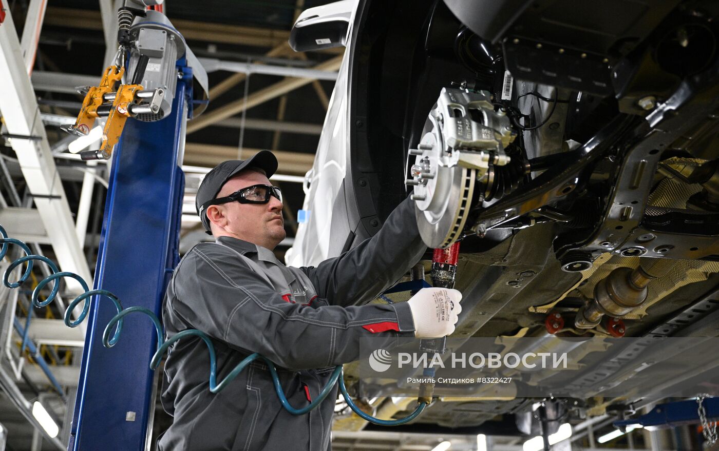 Рабочий за сборкой автомобиля на производственной линии Московского автомобильного завода "Москвич". Место: Россия, Москва. Автор: Рамиль Ситдиков/РИА Новости. Московский автомобильный завод "Москвич" начал сборку автомобилей