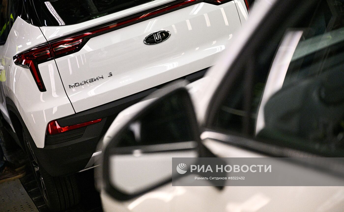 Автомобили "Москвич" на производственной линии на Московском автомобильном заводе "Москвич". Место: Россия, Москва. Автор: Рамиль Ситдиков/РИА Новости. Московский автомобильный завод "Москвич" начал сборку автомобилей