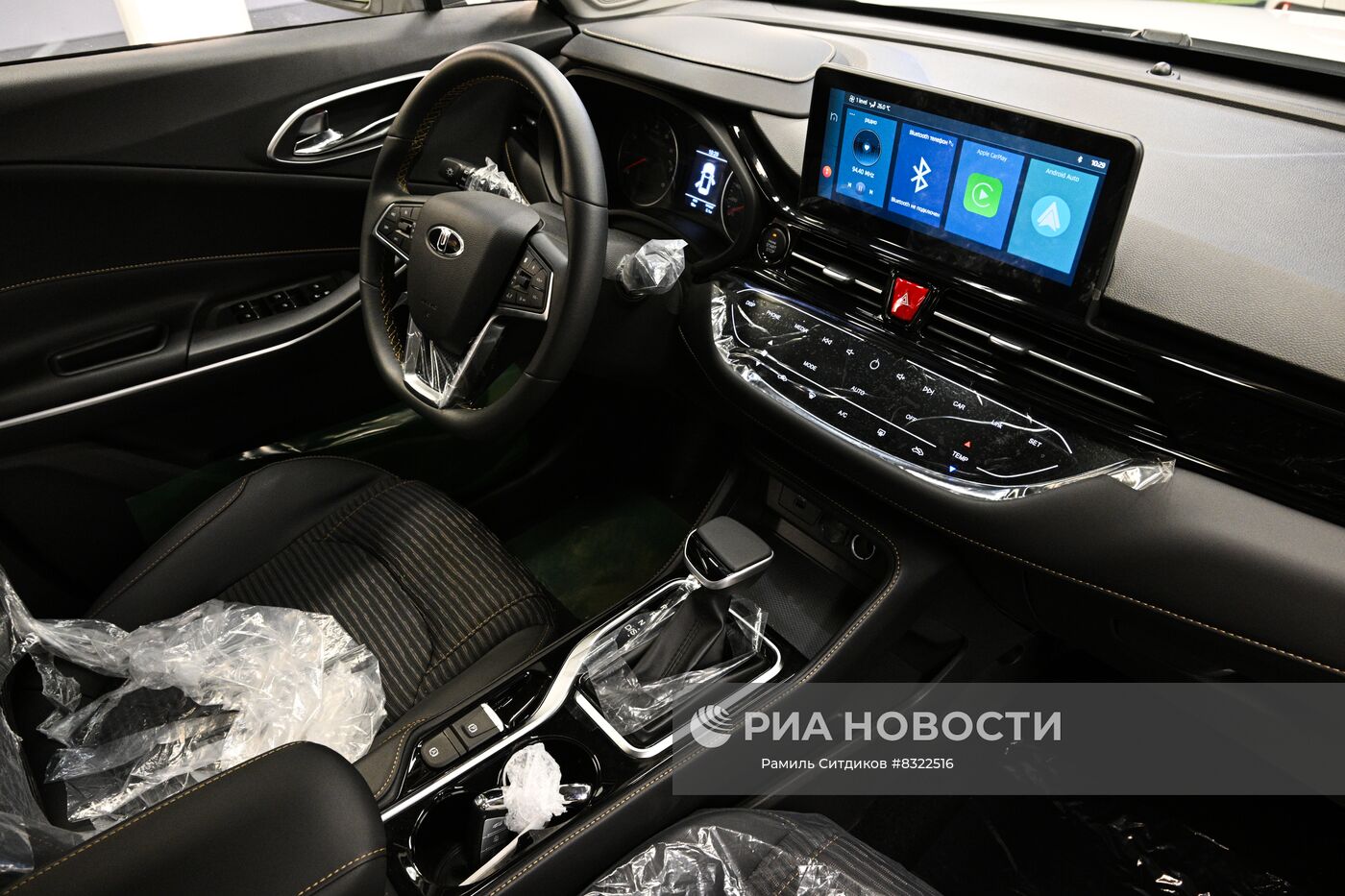 Салон автомобиля "Москвич" на производственной линии на Московском автомобильном заводе "Москвич". Место: Россия, Москва. Автор: Рамиль Ситдиков/РИА Новости. Московский автомобильный завод "Москвич" начал сборку автомобилей